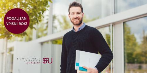 Student stoji pred Univerzo Sigmunda Freuda 