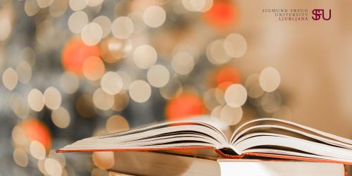 Praznično ozadje z lučkami in knjigo v ospredju