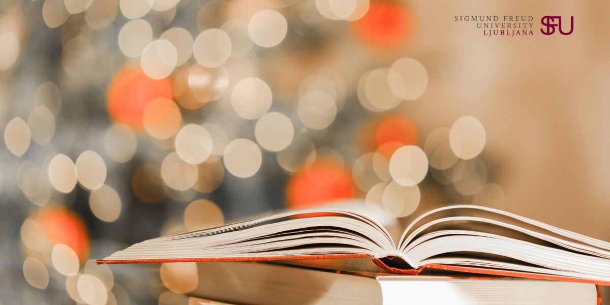 Praznično ozadje z lučkami in knjigo v ospredju